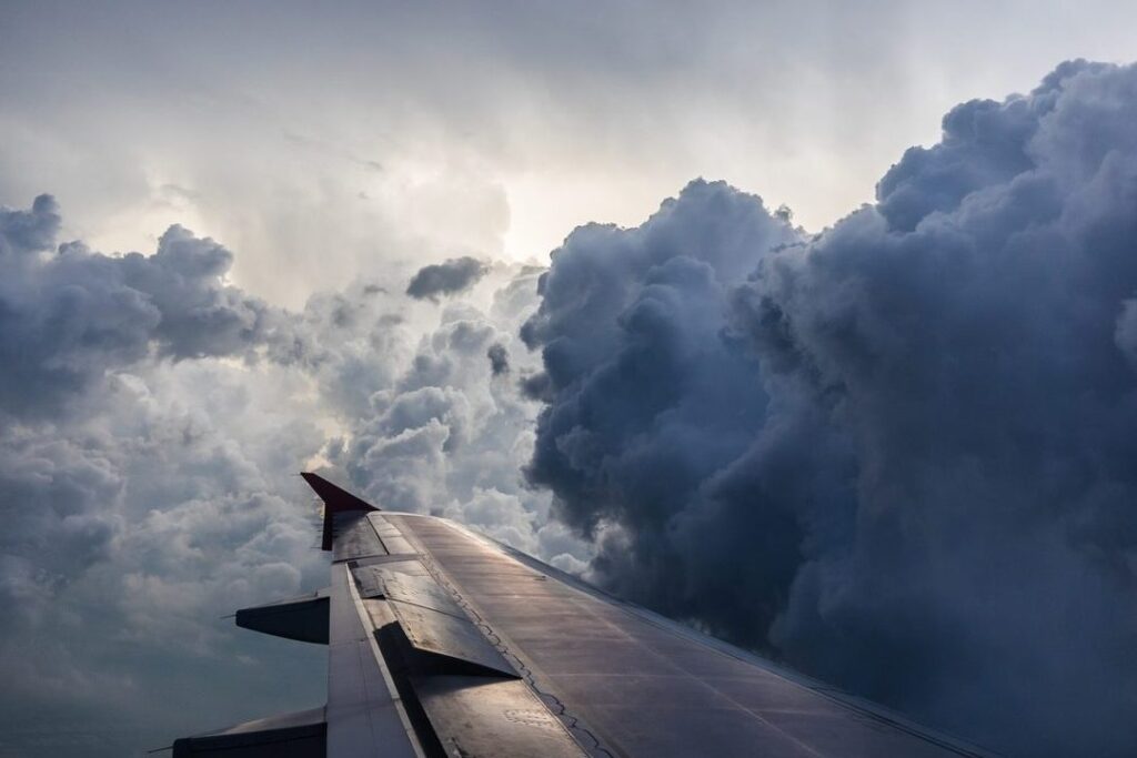 aviones bajo la lluvia